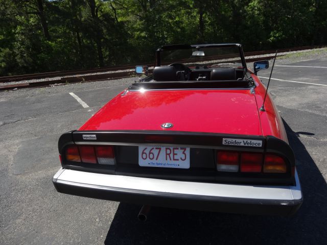 1988 Alfa Romeo Spider Sedan I4 SE FWD