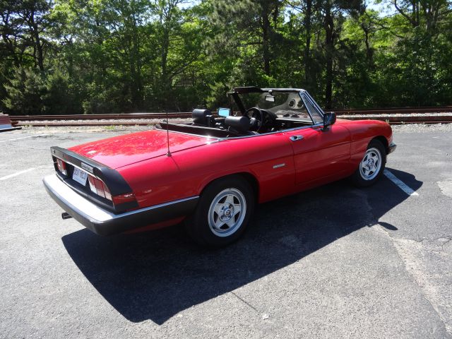 1988 Alfa Romeo Spider Sedan I4 SE FWD