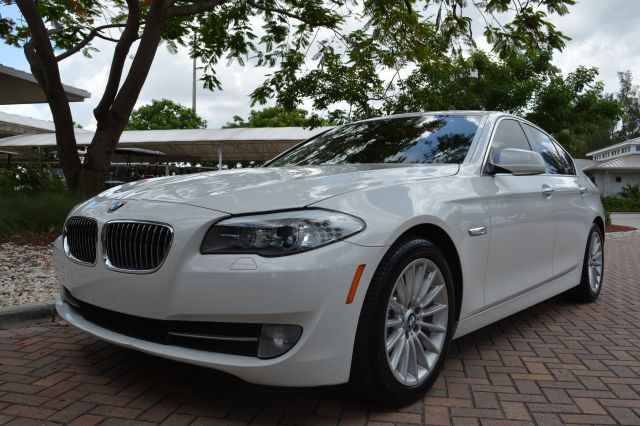 2011 BMW 5 series T6 AWD Leather Moonroof Navigation