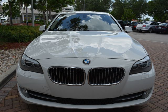 2011 BMW 5 series T6 AWD Leather Moonroof Navigation