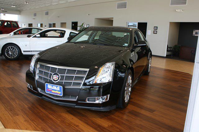 2010 Cadillac CTS 2010 Volkswagen SE