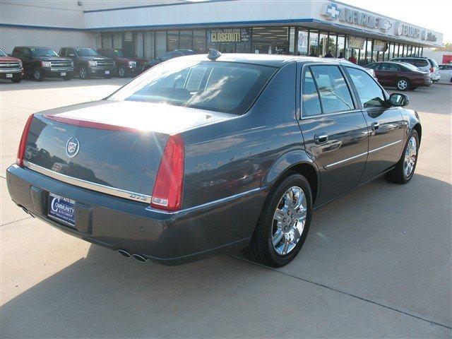 2010 Cadillac DTS XLT Pickup 4D 5 1/2 Ft