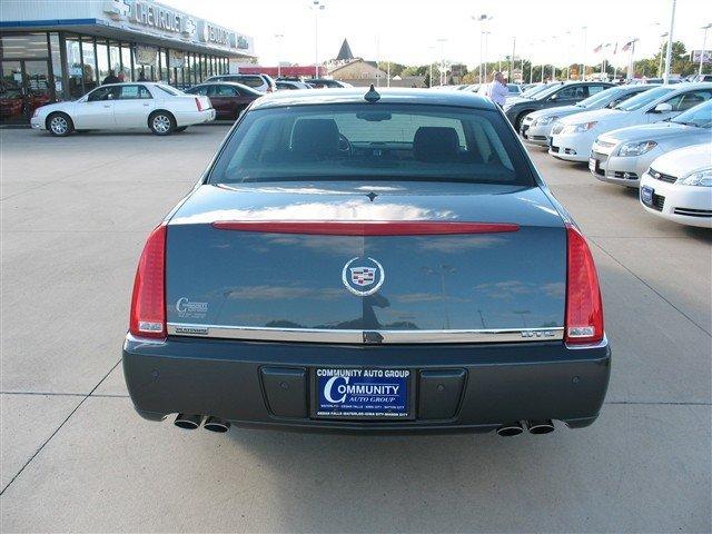 2010 Cadillac DTS XLT Pickup 4D 5 1/2 Ft