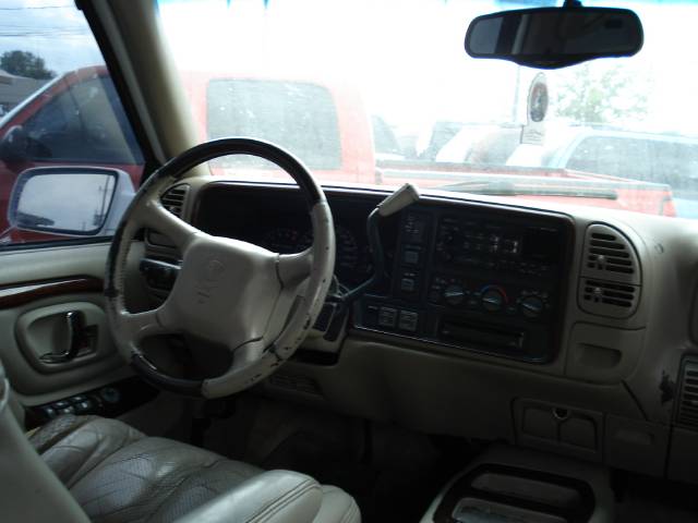 2000 Cadillac Escalade Base