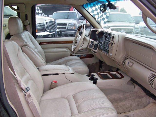 2000 Cadillac Escalade Base