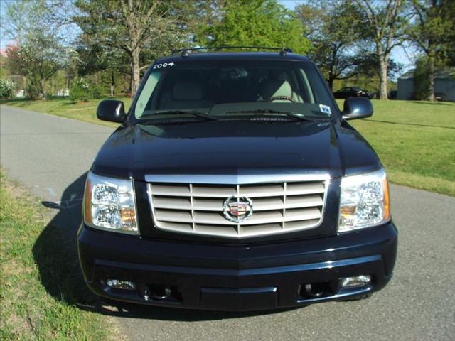 2004 Cadillac Escalade Base