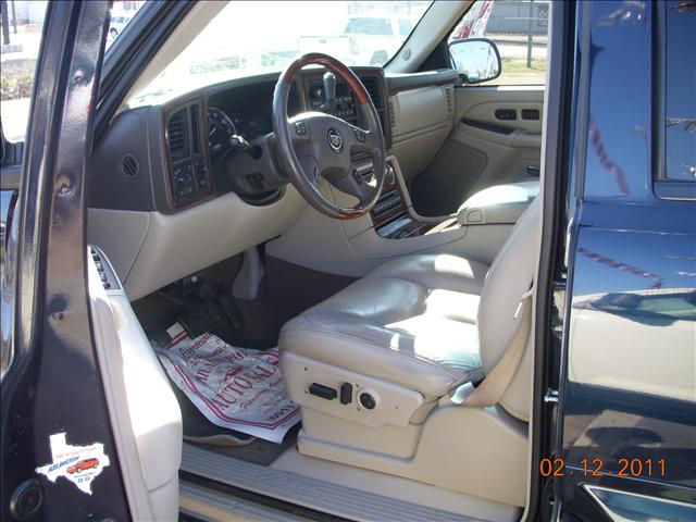 2004 Cadillac Escalade Base