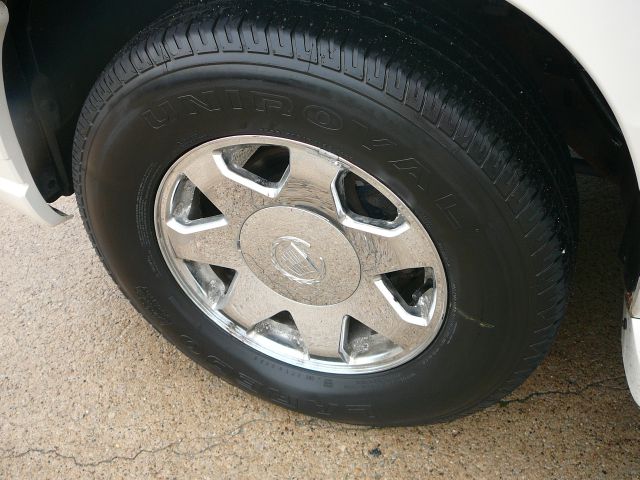 2004 Cadillac Escalade ESV SR5 Sport Utility 4D