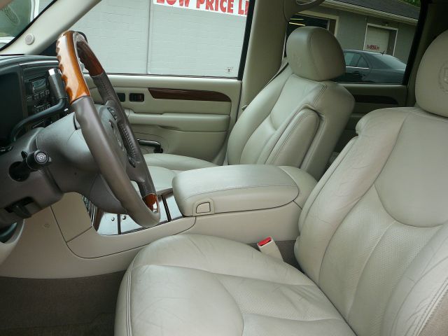 2004 Cadillac Escalade ESV SR5 Sport Utility 4D