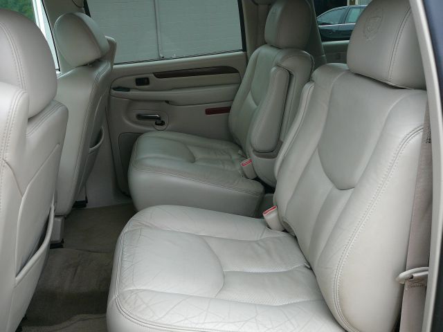 2004 Cadillac Escalade ESV SR5 Sport Utility 4D