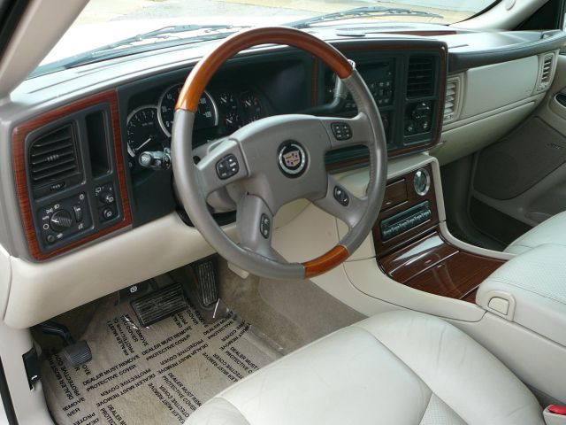 2004 Cadillac Escalade ESV SR5 Sport Utility 4D