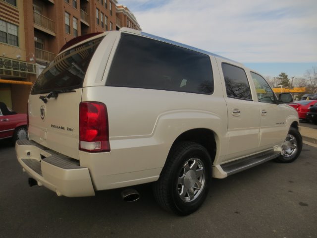 2004 Cadillac Escalade ESV SR5 Sport Utility 4D