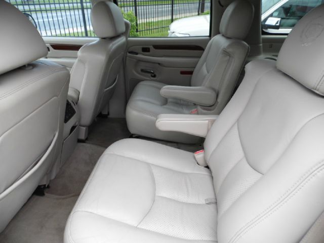 2004 Cadillac Escalade ESV SR5 Sport Utility 4D