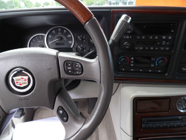 2004 Cadillac Escalade ESV SR5 Sport Utility 4D