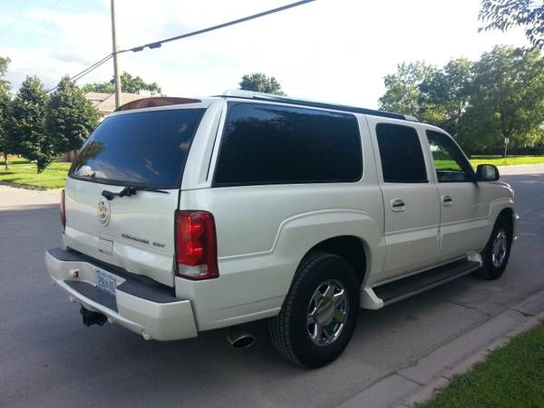 2004 Cadillac Escalade ESV SR5 Sport Utility 4D