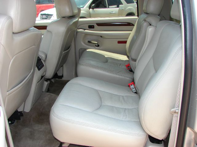 2004 Cadillac Escalade ESV SR5 Sport Utility 4D