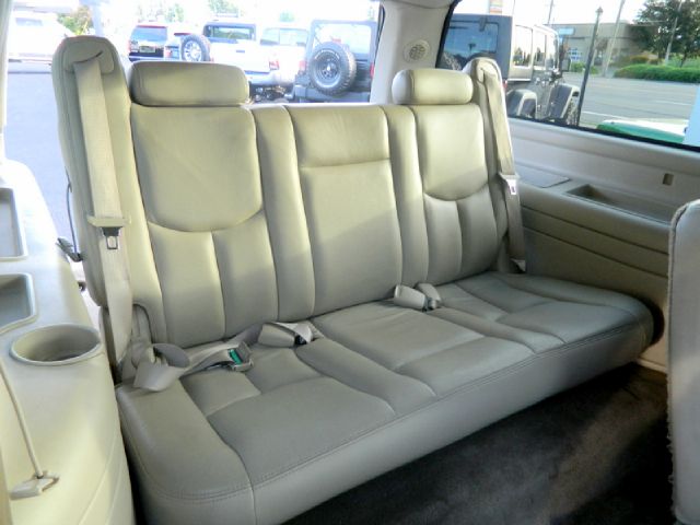 2004 Cadillac Escalade ESV 323ci