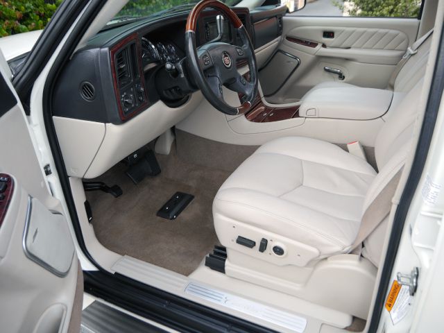 2005 Cadillac Escalade ESV 323ci