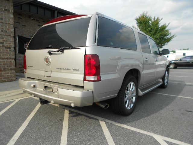 2005 Cadillac Escalade ESV 323ci