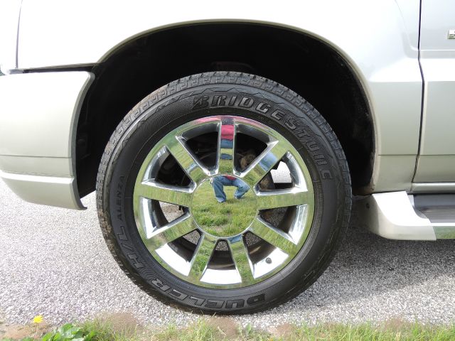 2005 Cadillac Escalade ESV 323ci