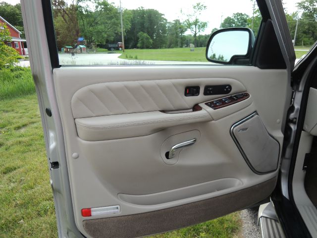 2005 Cadillac Escalade ESV 323ci