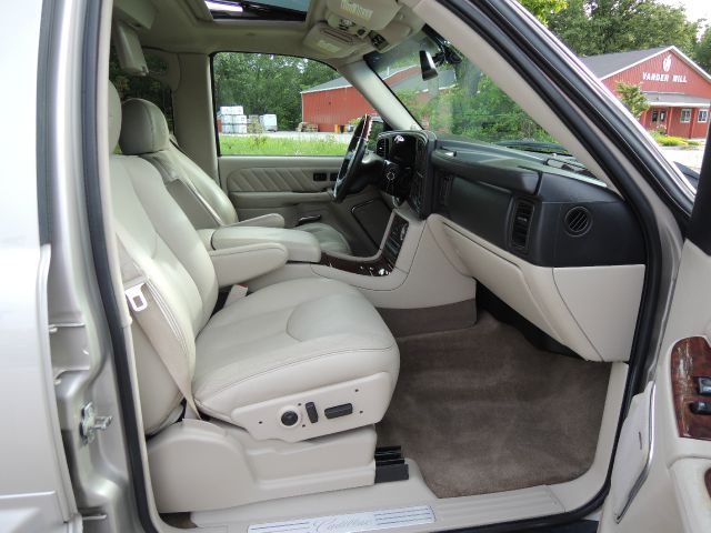 2005 Cadillac Escalade ESV 323ci