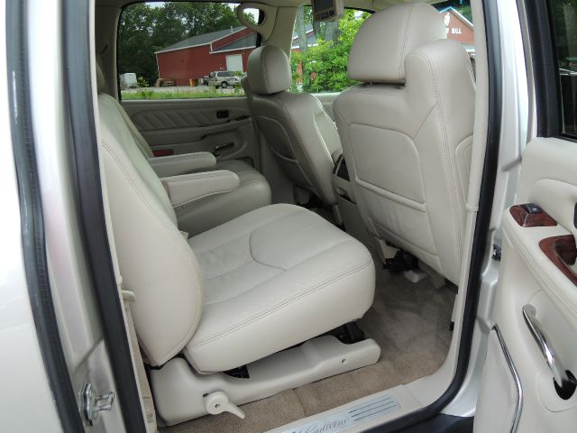 2005 Cadillac Escalade ESV 323ci