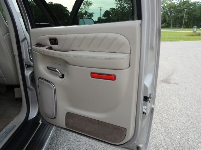 2005 Cadillac Escalade ESV 323ci