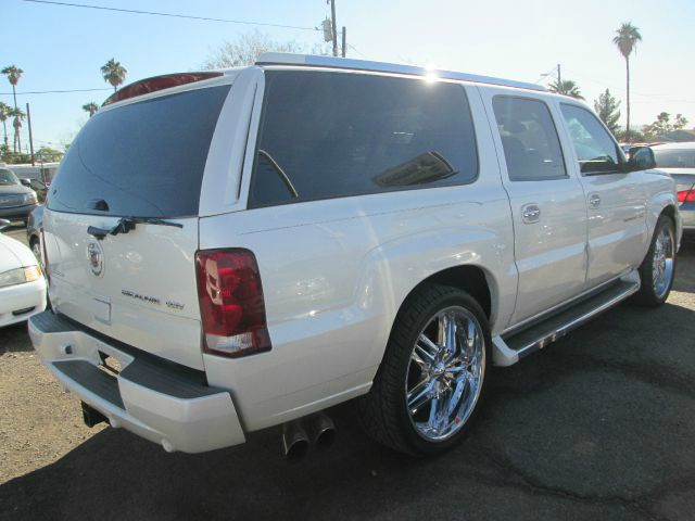 2005 Cadillac Escalade ESV 323ci