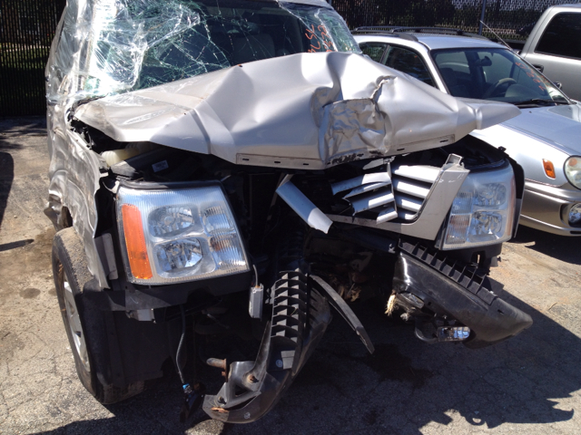 2005 Cadillac Escalade EXT Tech With Rear Entertainment