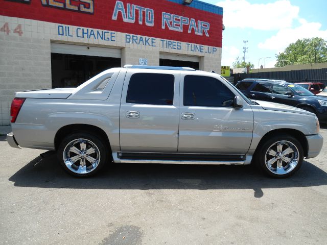2005 Cadillac Escalade EXT Tech With Rear Entertainment