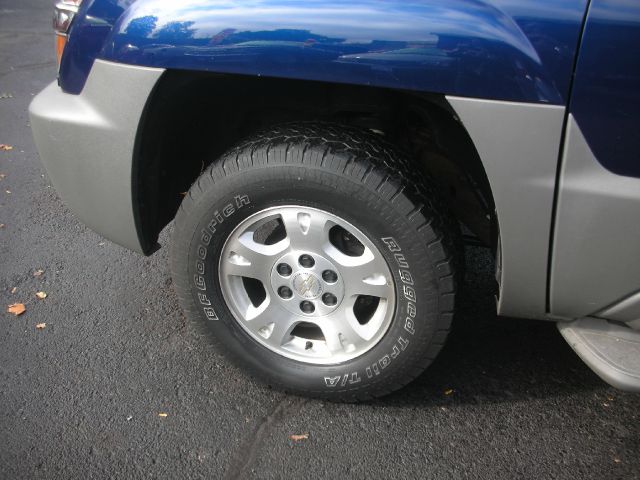 2002 Chevrolet Avalanche C350 4dr Sdn 3.5L Sport RWD Sedan