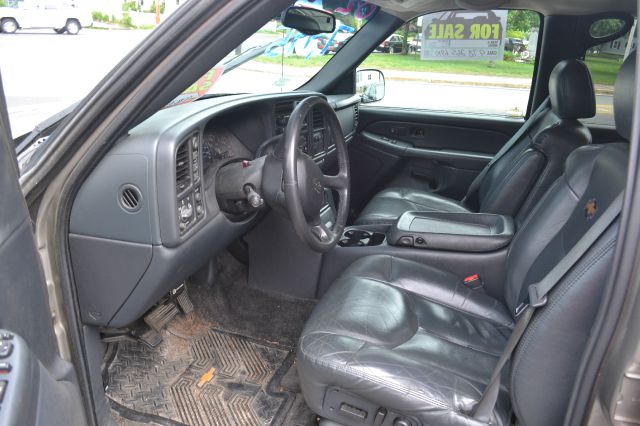 2002 Chevrolet Avalanche C350 4dr Sdn 3.5L Sport RWD Sedan