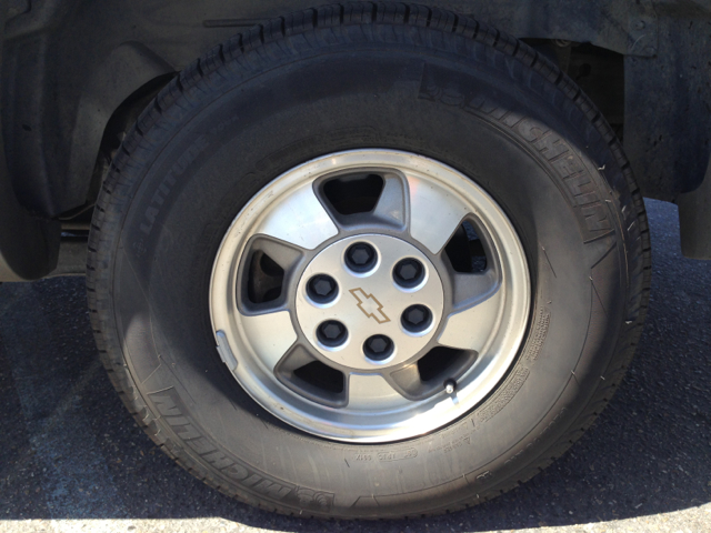 2002 Chevrolet Avalanche C350 4dr Sdn 3.5L Sport RWD Sedan