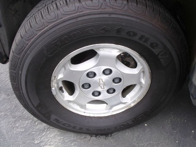 2004 Chevrolet Avalanche C350 4dr Sdn 3.5L Sport RWD Sedan