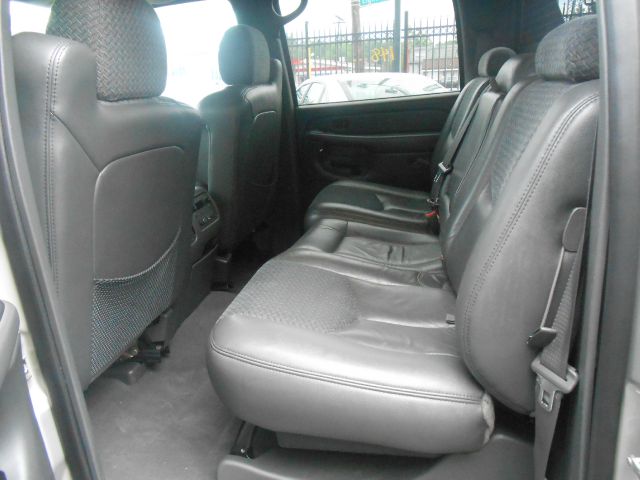 2004 Chevrolet Avalanche C350 4dr Sdn 3.5L Sport RWD Sedan