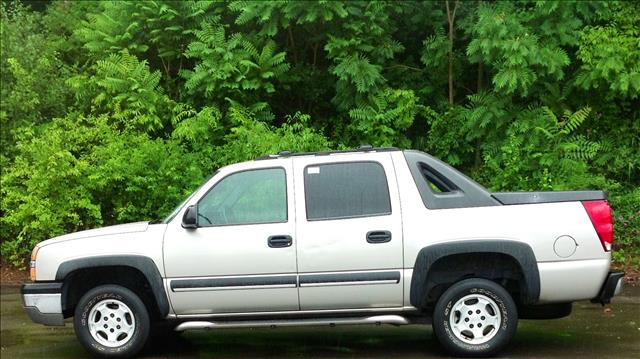 2004 Chevrolet Avalanche C350 4dr Sdn 3.5L Sport RWD Sedan