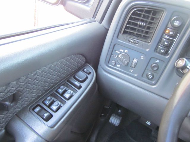 2004 Chevrolet Avalanche C350 4dr Sdn 3.5L Sport RWD Sedan