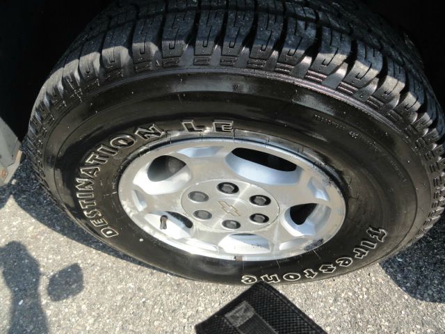 2004 Chevrolet Avalanche C350 4dr Sdn 3.5L Sport RWD Sedan