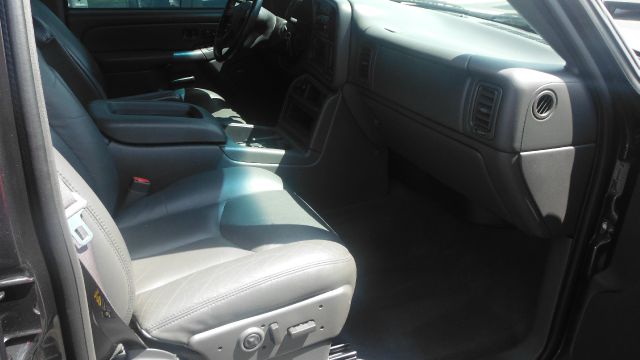 2004 Chevrolet Avalanche C350 4dr Sdn 3.5L Sport RWD Sedan