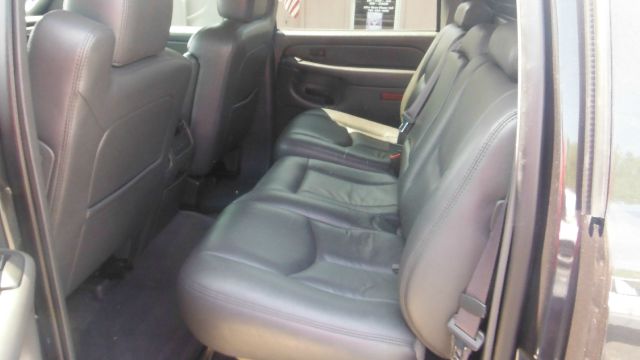 2004 Chevrolet Avalanche C350 4dr Sdn 3.5L Sport RWD Sedan