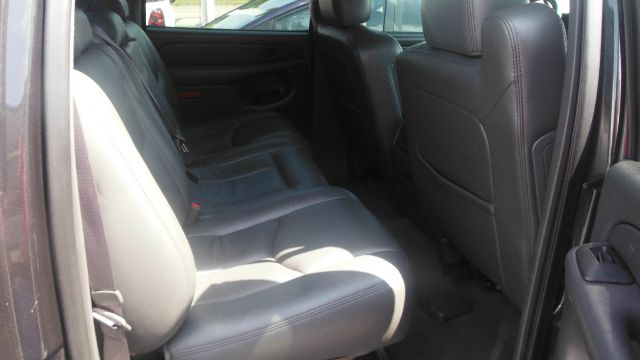 2004 Chevrolet Avalanche C350 4dr Sdn 3.5L Sport RWD Sedan