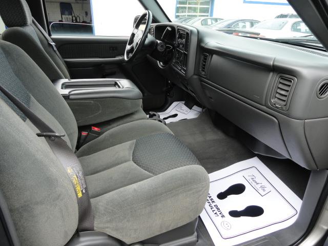 2004 Chevrolet Avalanche Base