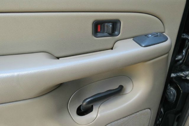 2005 Chevrolet Avalanche C350 4dr Sdn 3.5L Sport RWD Sedan