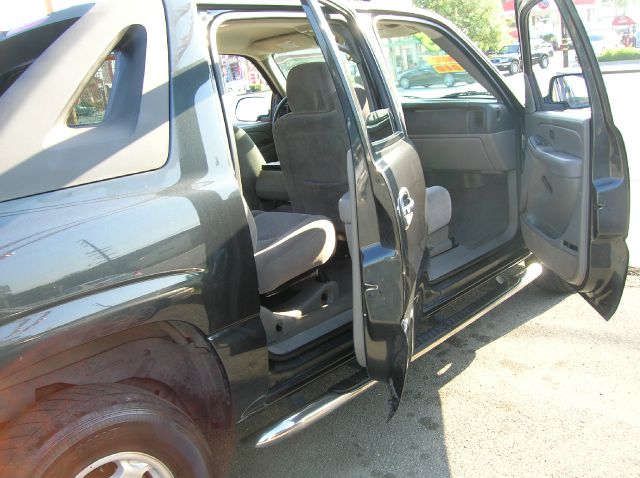 2005 Chevrolet Avalanche C350 4dr Sdn 3.5L Sport RWD Sedan