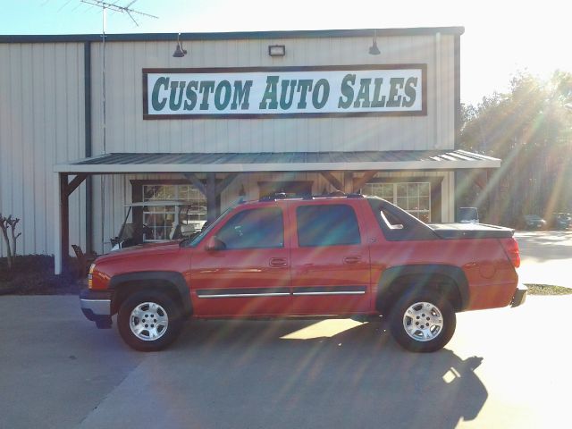 2006 Chevrolet Avalanche C350 4dr Sdn 3.5L Sport RWD Sedan