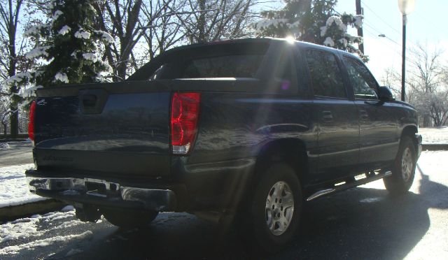 2006 Chevrolet Avalanche C350 4dr Sdn 3.5L Sport RWD Sedan