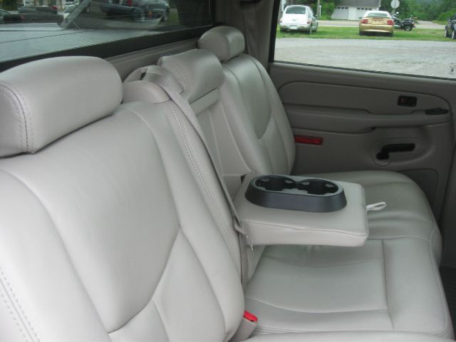 2006 Chevrolet Avalanche C350 4dr Sdn 3.5L Sport RWD Sedan