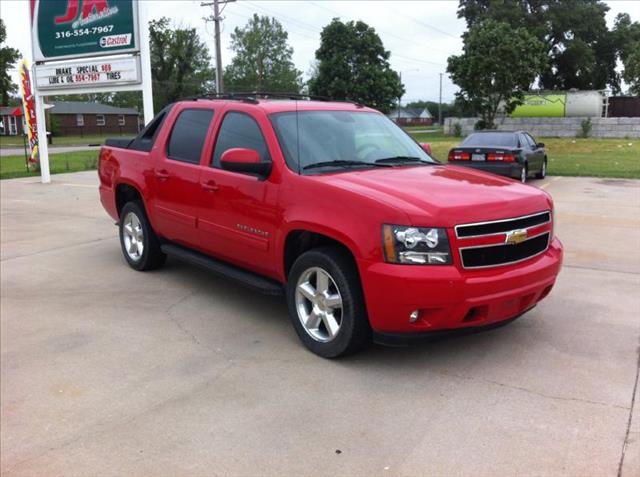 2011 Chevrolet Avalanche 4dr Sdn 3.0L Luxury 4matic AWD