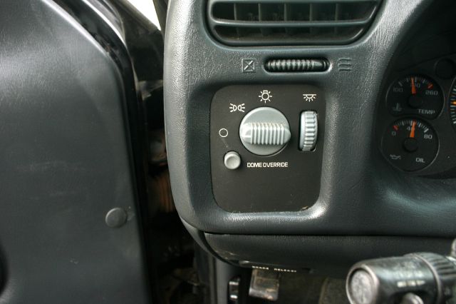 2001 Chevrolet Blazer 4dr Sdn SL Auto Sedan